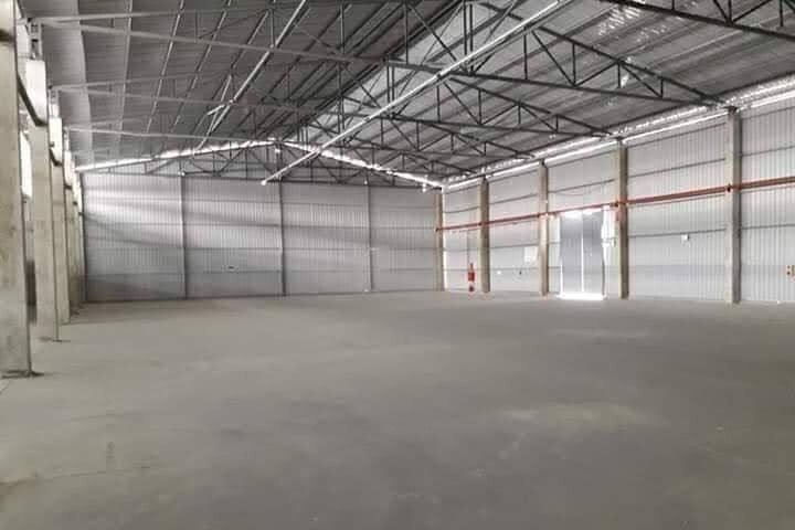 Bên trong một kho độc lập